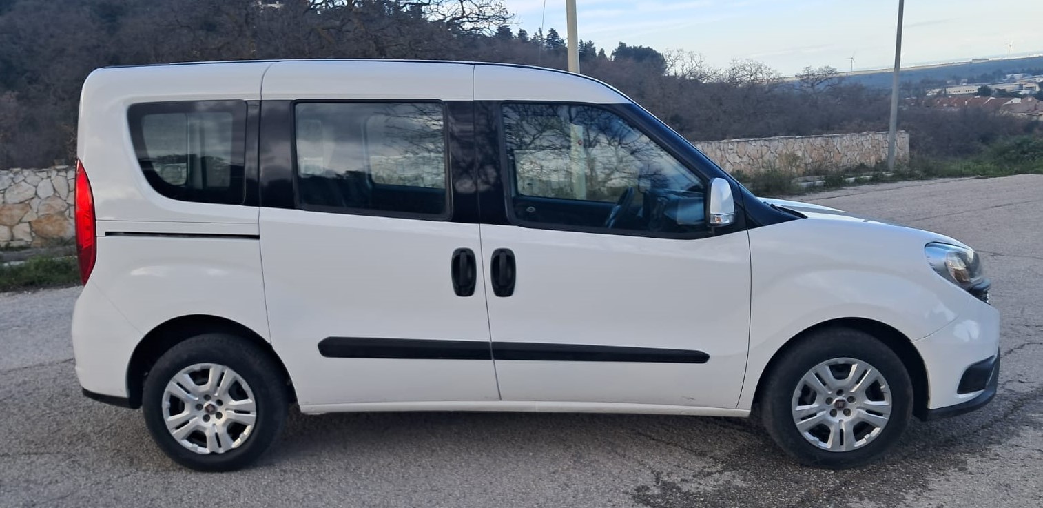 Fiat Doblò1.3 MTJ Autocarro con gancio traino N1 5 posti
