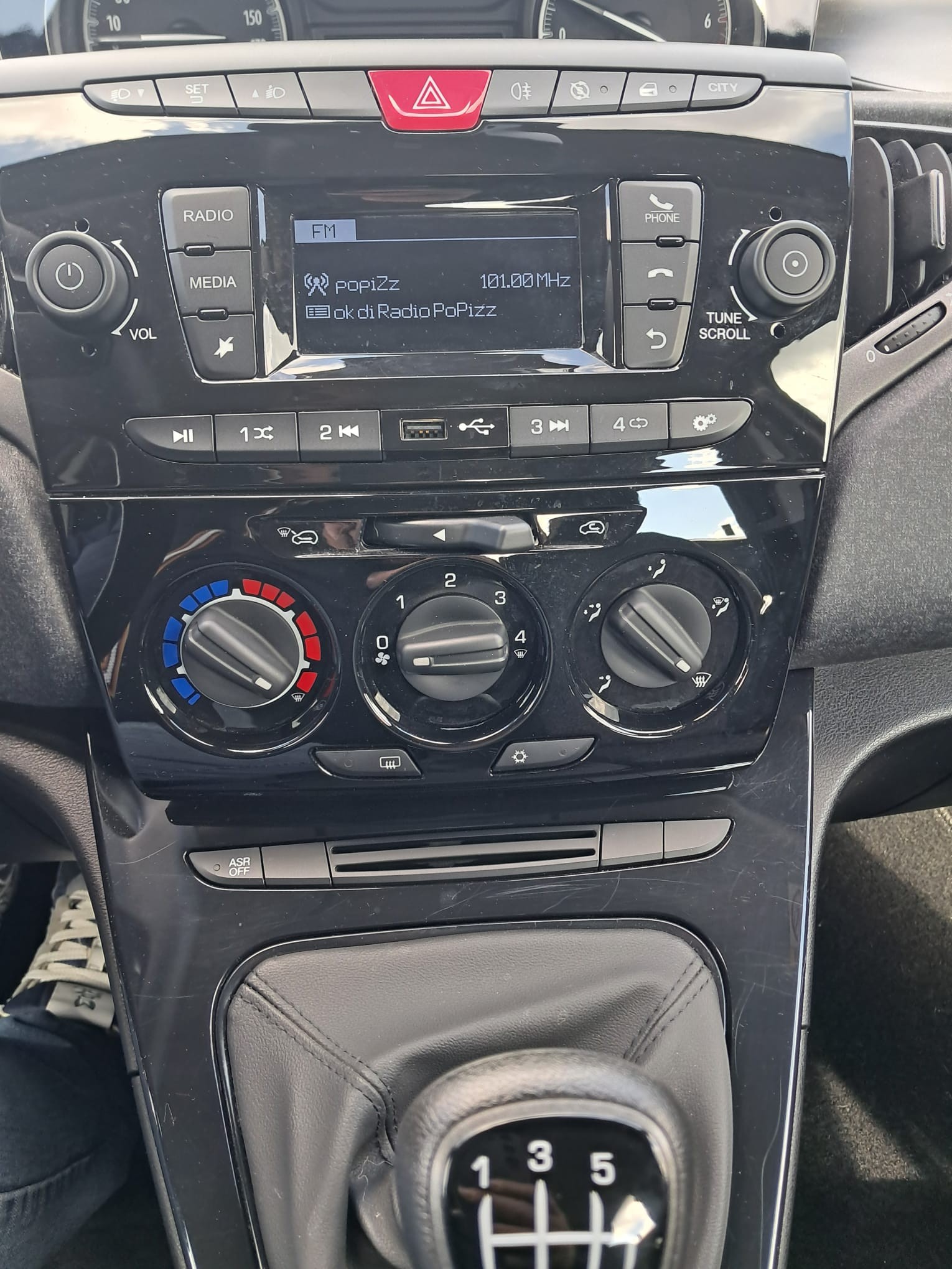 Lancia Ypsilon 1.0 FireFly S&S Hybrid