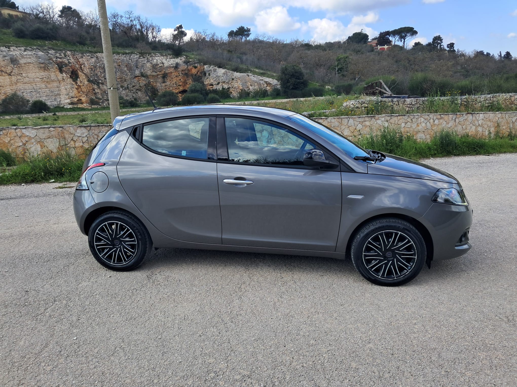 Lancia Ypsilon 1.0 FireFly S&S Hybrid