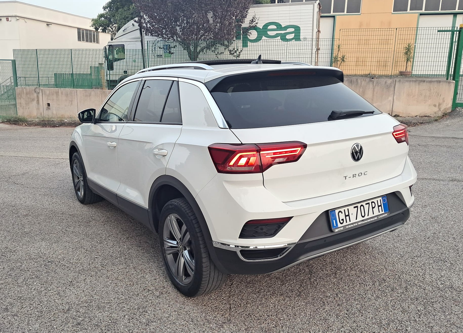 Volkswagen T-Roc 2.0 TDI SCR 150 CV DSG Business con tetto panoramico (IVA Esposta)
